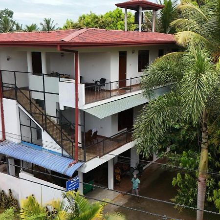 Suwani Pinnawala Homestay Exterior foto