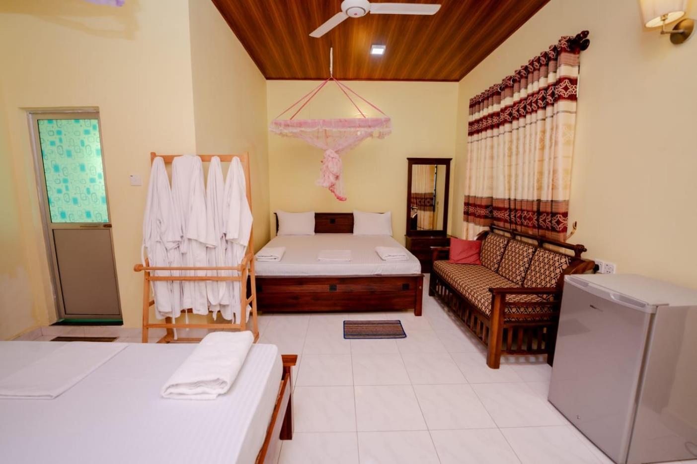 Suwani Pinnawala Homestay Exterior foto