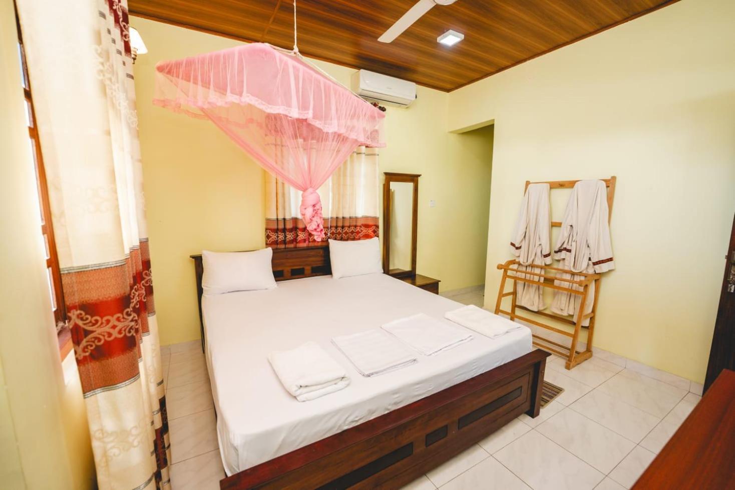 Suwani Pinnawala Homestay Exterior foto