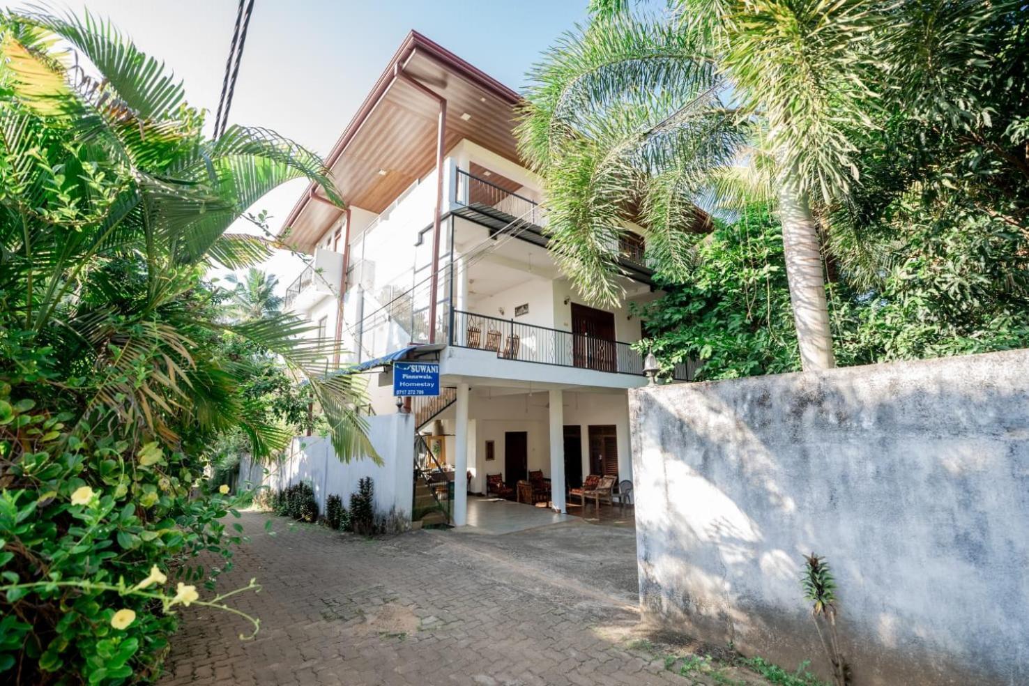 Suwani Pinnawala Homestay Exterior foto