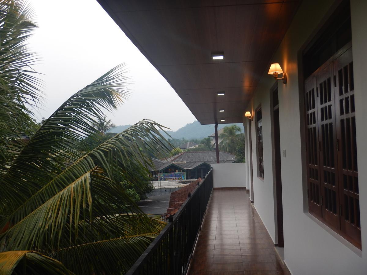 Suwani Pinnawala Homestay Exterior foto